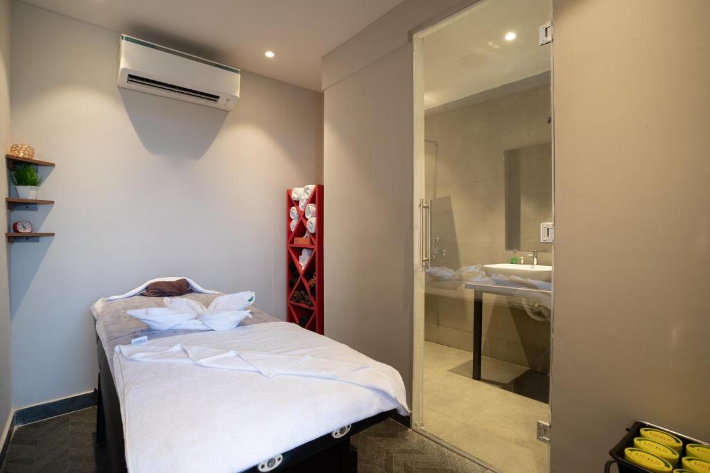 Postel nebo postele na pokoji v ubytování Sibaya Beach Resort, Morjim