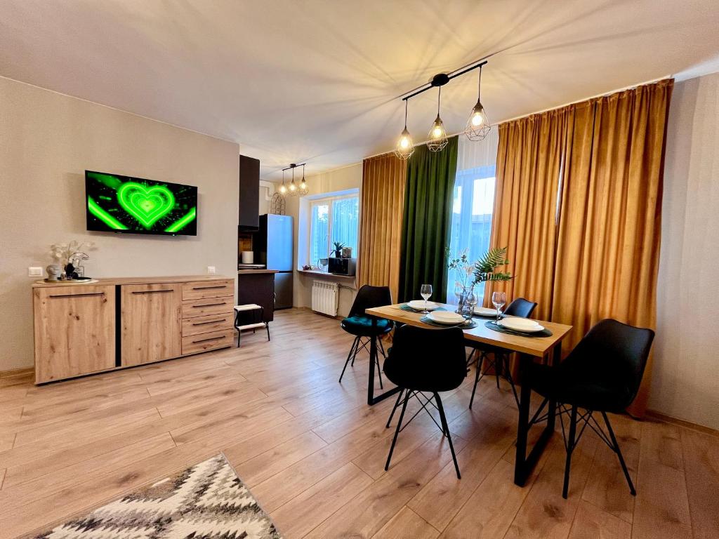TV a/nebo společenská místnost v ubytování New Stylish Apartment City Center self check-in