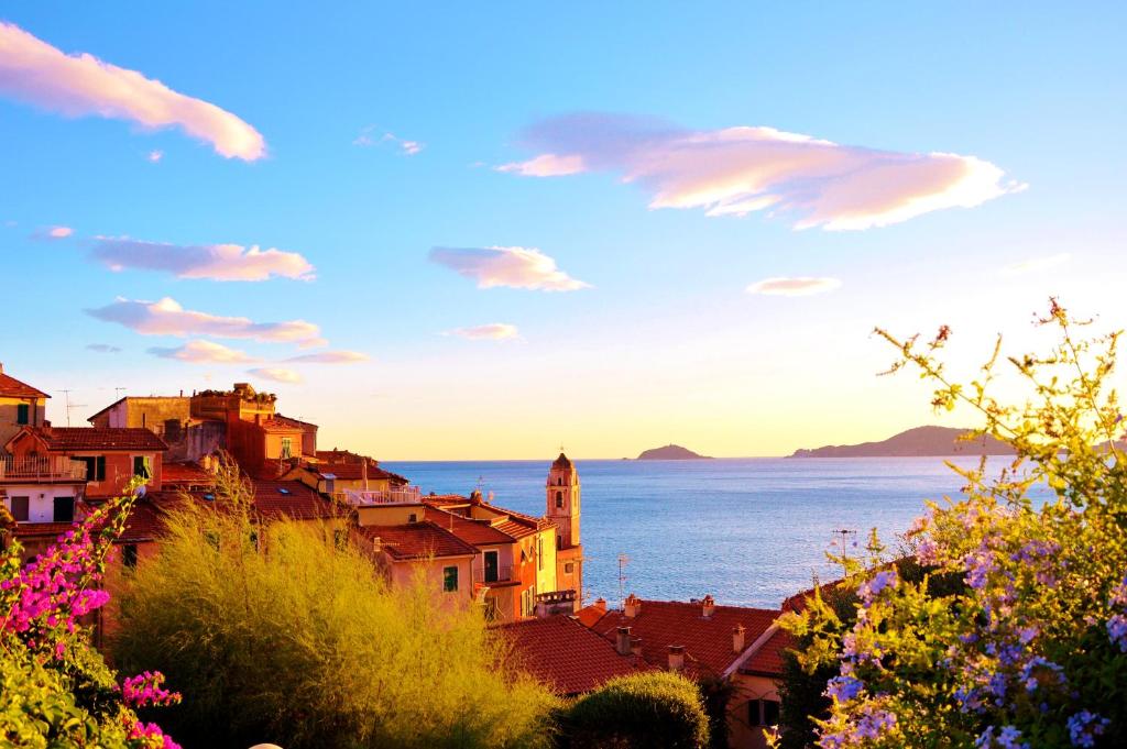 a view of a town with the ocean in the background at Gambero Nero in Tellaro