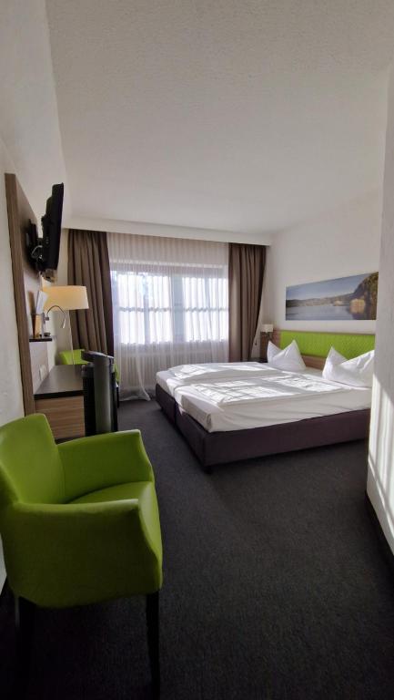 Postel nebo postele na pokoji v ubytování Hotel Sonnenhof Pleinfeld