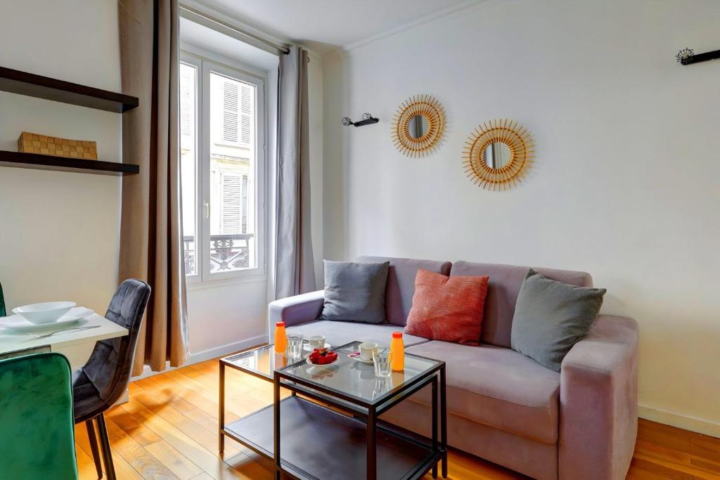 un salon avec un canapé et une table dans l'établissement Bluestay 236 - Superbe appartement à Paris, à Paris