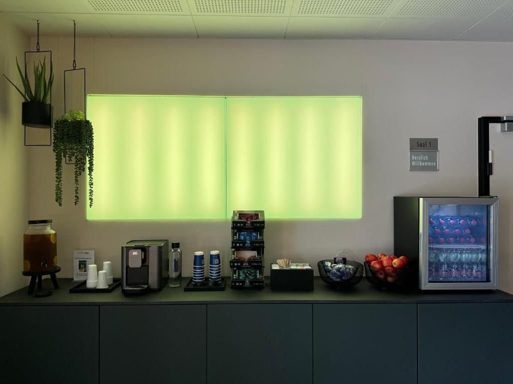 Příslušenství pro přípravu čaje a kávy v ubytování Aarau West Swiss Quality Hotel