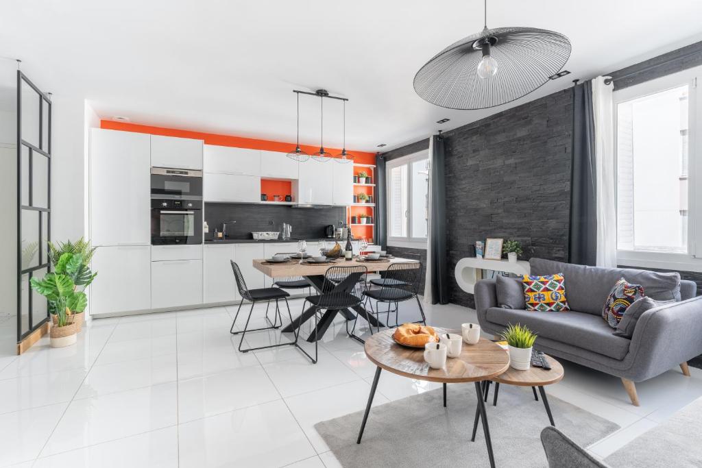 un salon avec un canapé et une table dans l'établissement L'Amharique - À Lyon, 5min de la gare Part-Dieu, à Lyon