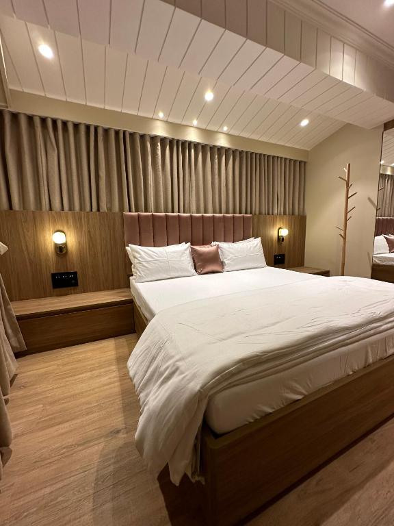 Postel nebo postele na pokoji v ubytování Rudraya Homes - Cozy Premium Serviced Apartments Khar - next to Bandra