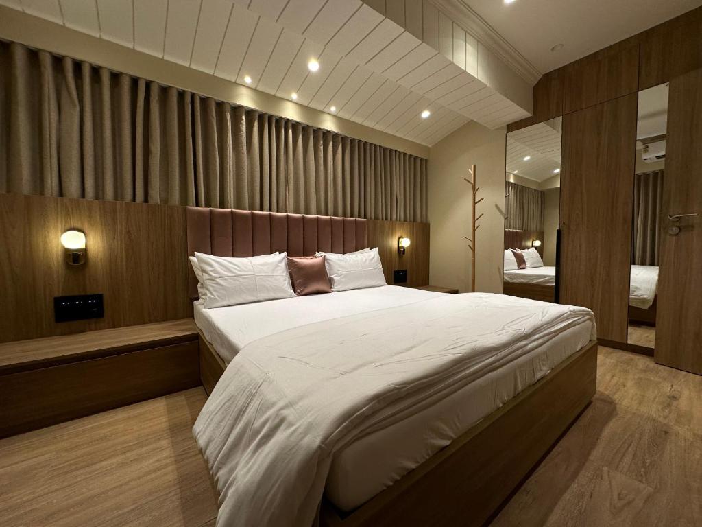 Postel nebo postele na pokoji v ubytování Rudraya Homes - Cozy Premium Serviced Apartments Khar - next to Bandra