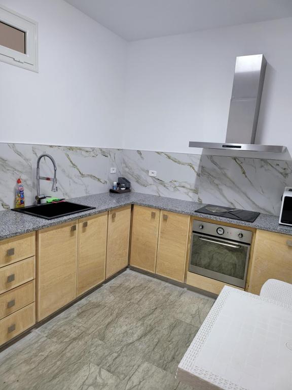 Kuchyň nebo kuchyňský kout v ubytování Ras Jebel appartements
