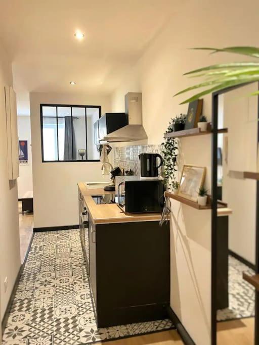 une cuisine avec un comptoir avec un micro-ondes dans l'établissement Joli cocon paisible au coeur du Panier, à Marseille