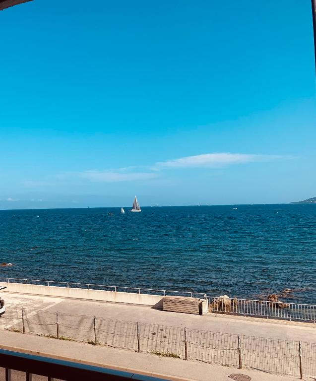 - un voilier dans l'océan avec un voilier dans l'établissement Le Latania, à Sainte-Maxime