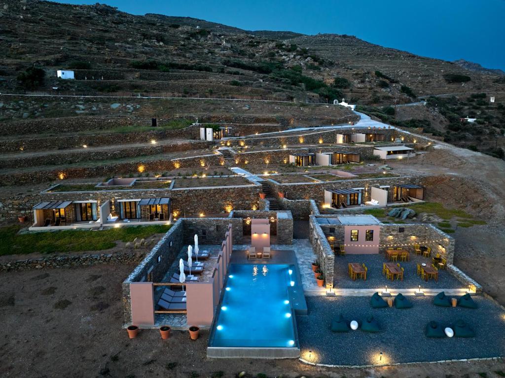 widok z góry na rezydencję z basenem w obiekcie Under the Sun Cycladic Village w mieście Tinos