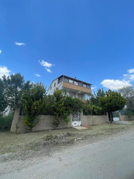 MarmaraereglisiにあるGünlük kiralık eşyalı villaの道路脇に腰掛けた家