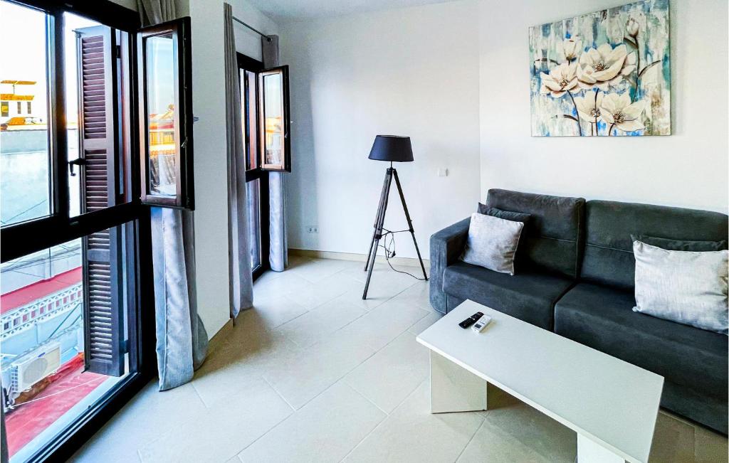 Posezení v ubytování 1 Bedroom Nice Apartment In Estepona