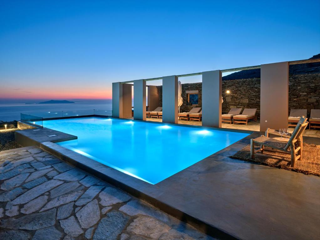 basen bez krawędzi w domu z widokiem w obiekcie Under the Sun Cycladic Village w mieście Tinos