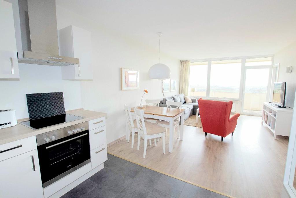 een keuken en woonkamer met een tafel en stoelen bij Schöne Aussicht in Hohegeiß