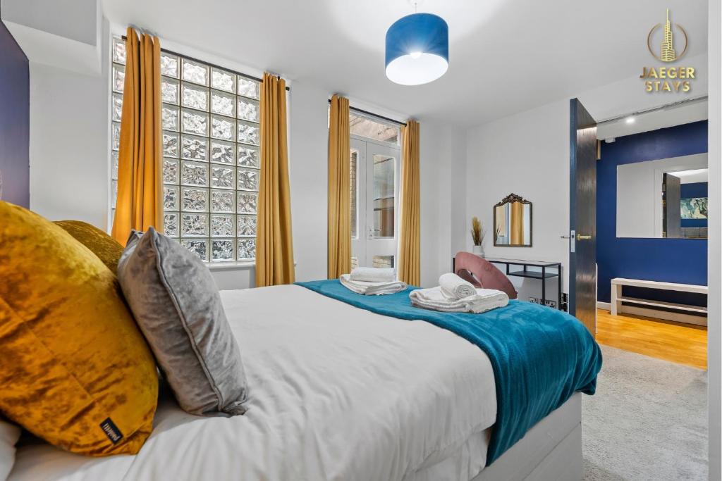 Un dormitorio con una cama y una ventana grande. en 2 Bedroom Greek Street Apartment - Sleeps up to 6, en Leeds
