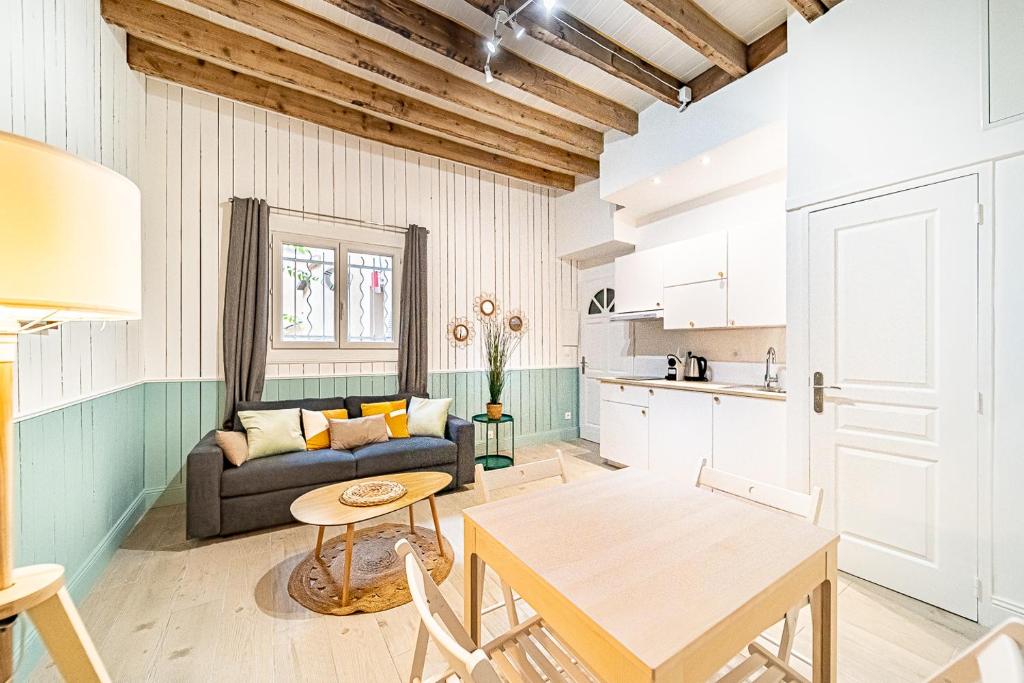 un salon avec un canapé et une table dans l'établissement 