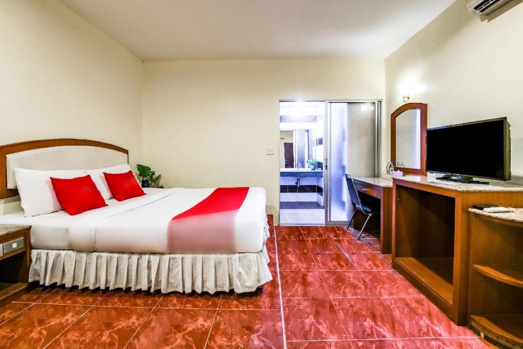 a hotel room with a bed and a desk at Suan Palm Garden View in Rayong