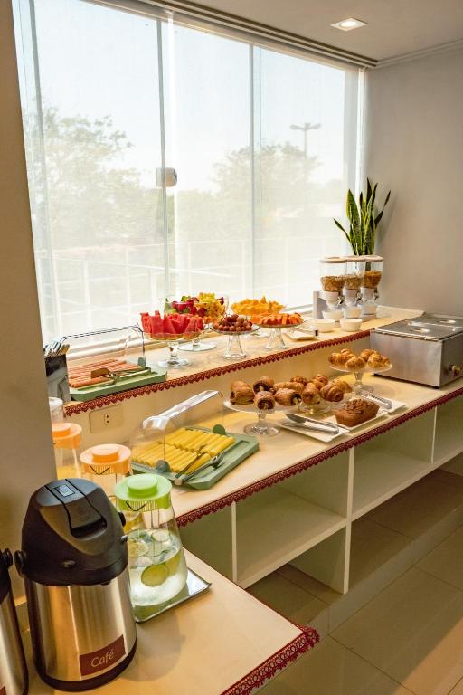 uma cozinha com um monte de comida num balcão em Mako´s Hotel em Encarnación