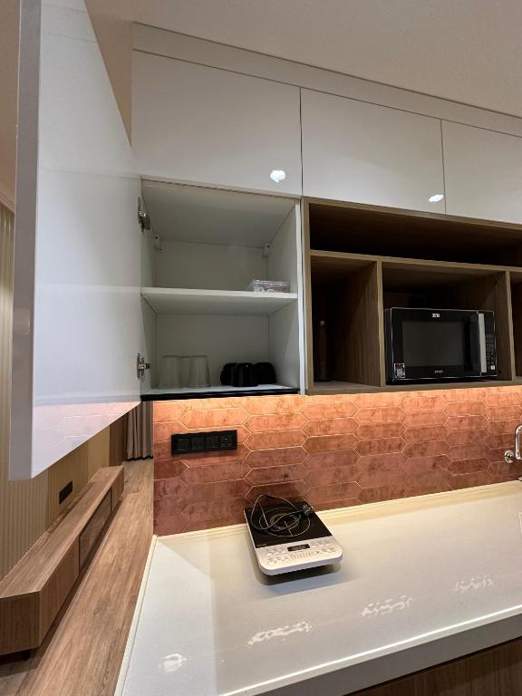 Kuchyň nebo kuchyňský kout v ubytování Rudraya Homes - Cozy Premium Serviced Apartments Khar - next to Bandra