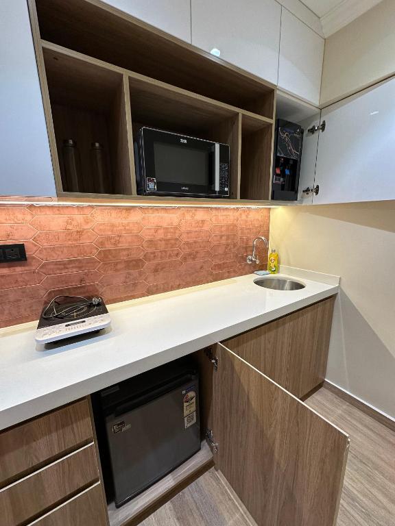 Kuchyň nebo kuchyňský kout v ubytování Rudraya Homes - Cozy Premium Serviced Apartments Khar - next to Bandra