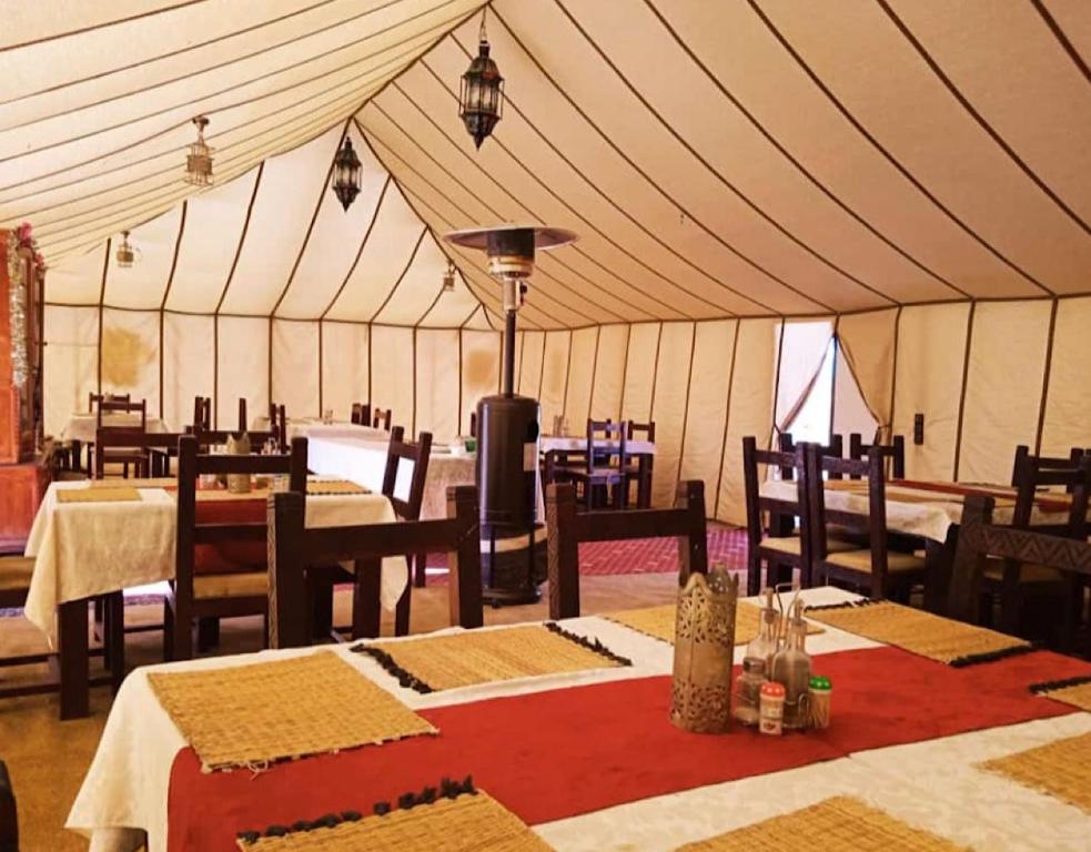 Restaurace v ubytování Super Luxury camp