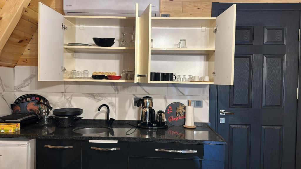 Una cocina o zona de cocina en Gökçe Bungalov
