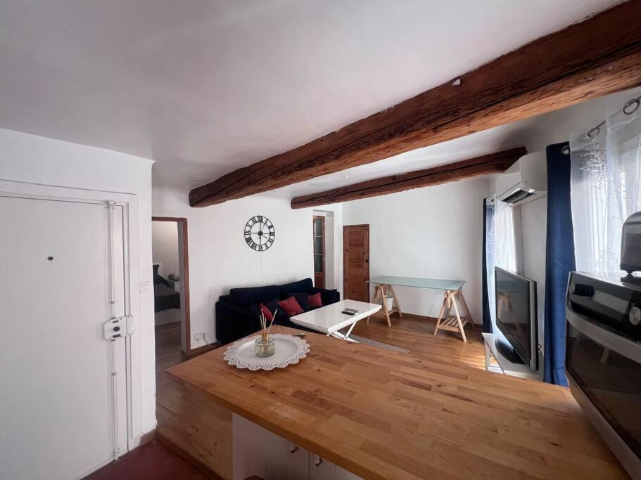 un salon avec un canapé et une table dans l'établissement Charmant T2 Provençal, à Aix-en-Provence