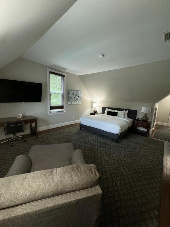 Normandy Farm Hotel & Conference Center - King Suite