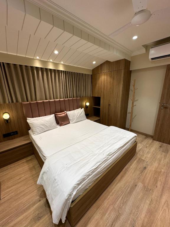 Postel nebo postele na pokoji v ubytování Rudraya Homes - Cozy Premium Serviced Apartments Khar - next to Bandra