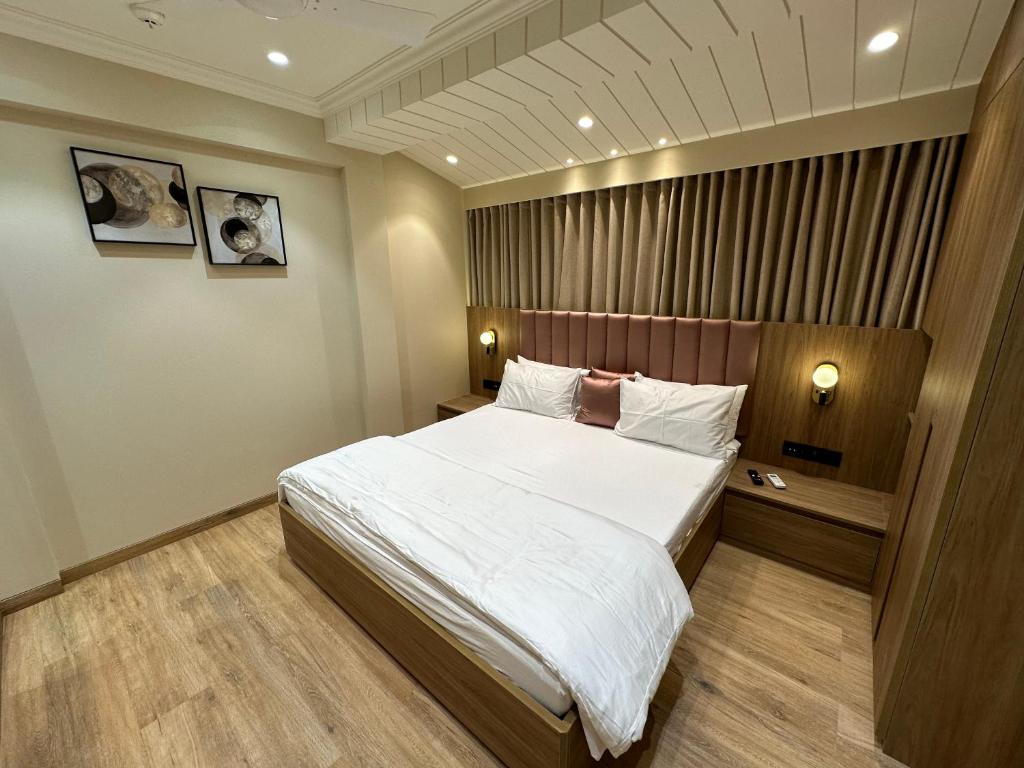 Postel nebo postele na pokoji v ubytování Rudraya Homes - Cozy Premium Serviced Apartments Khar - next to Bandra