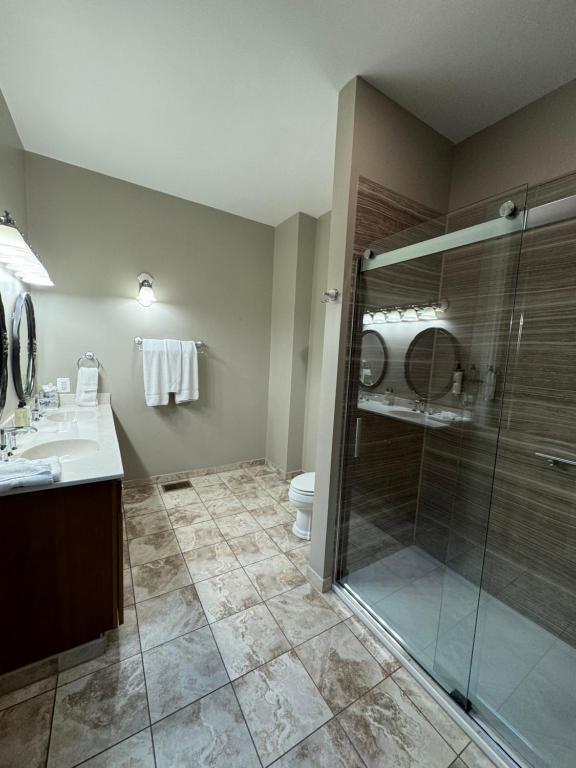 Normandy Farm Hotel & Conference Center - King Suite