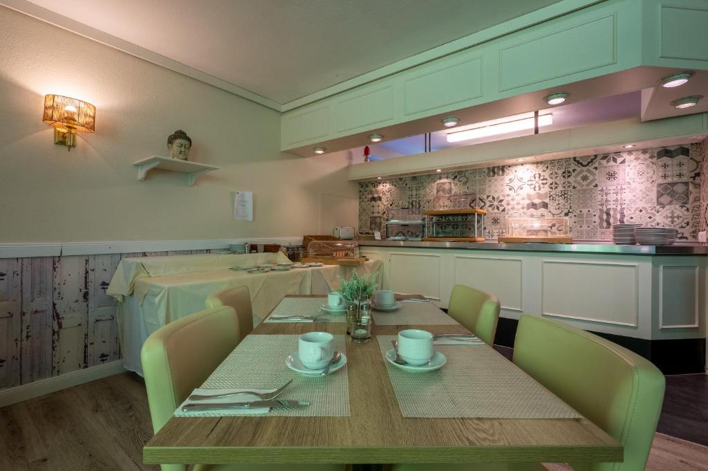 Kuchyň nebo kuchyňský kout v ubytování Hotel Waldkur