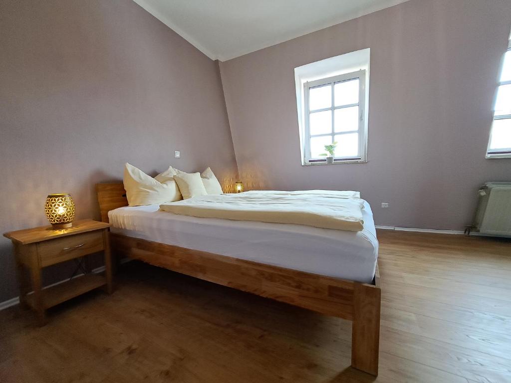 Postel nebo postele na pokoji v ubytování Hotel zum Hirsch