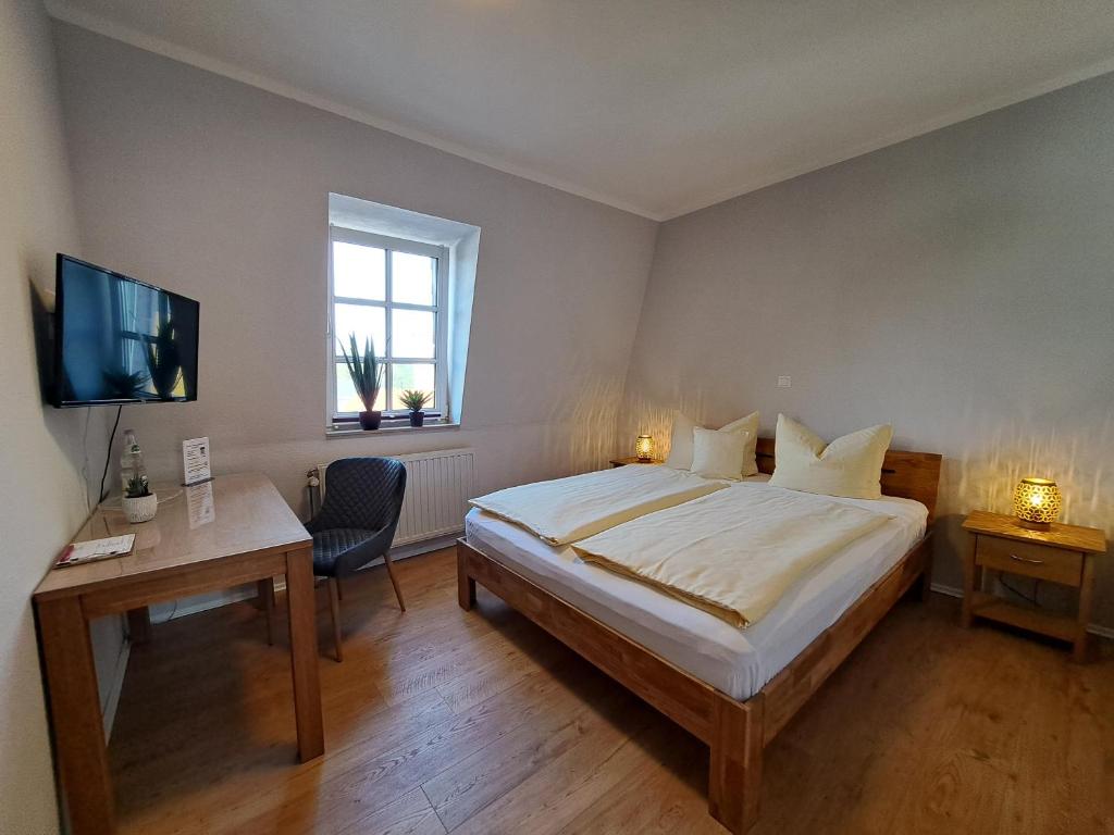 Postel nebo postele na pokoji v ubytování Hotel zum Hirsch