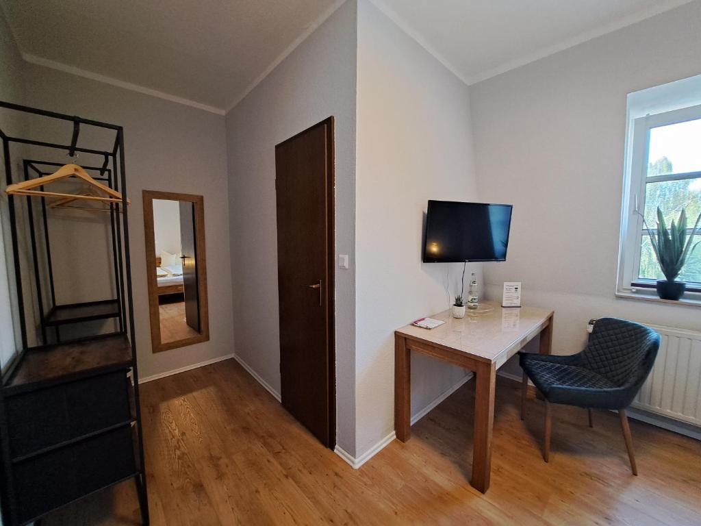 TV a/nebo společenská místnost v ubytování Hotel zum Hirsch