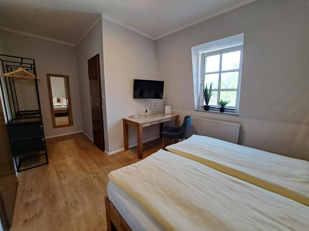 Postel nebo postele na pokoji v ubytování Hotel zum Hirsch