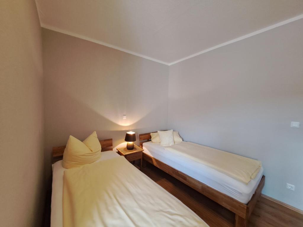 Postel nebo postele na pokoji v ubytování Hotel zum Hirsch