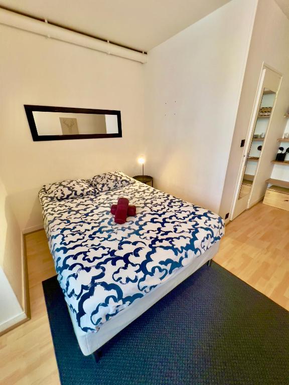 une chambre avec un lit avec une couette bleue et blanche dans l'établissement Le Châteaudun Thabor Centre ville, à Rennes