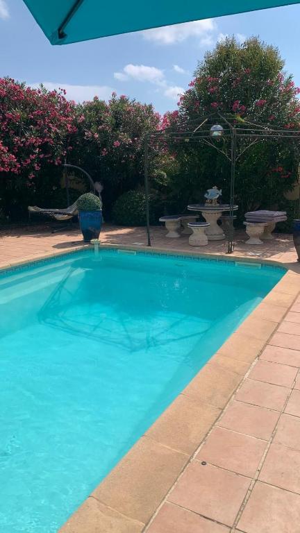 une grande piscine bleue dans une cour dans l'établissement Villa Provençale climatisée avec jardin, piscine, barbecue, sauna, à Mougins