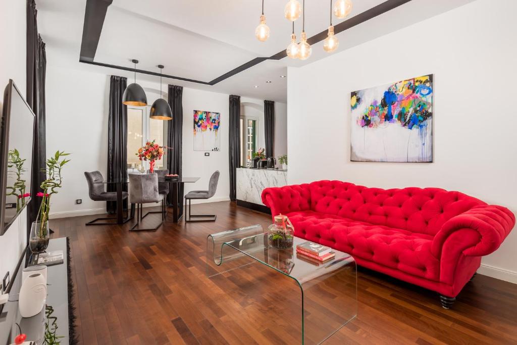 Una sala de estar con un sofá rojo y una mesa. en Apartment J'adore by Rent Istria, en Rijeka