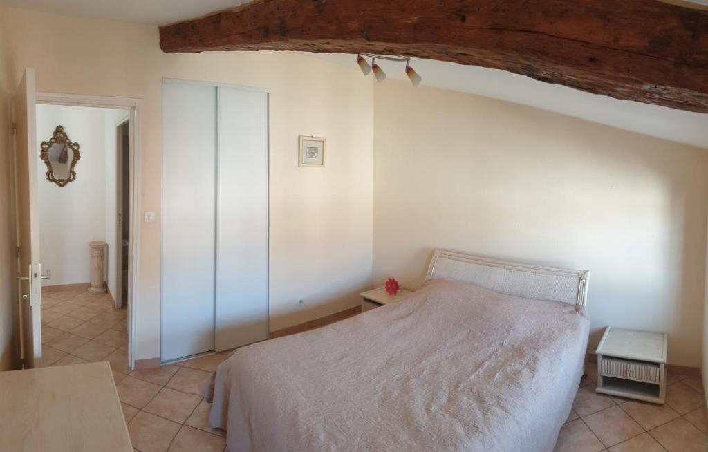 une chambre avec un lit blanc dans une pièce dans l'établissement T3 Centre, à Romans-sur-Isère