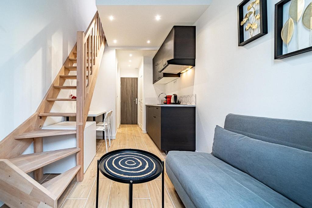 - un salon avec un canapé bleu et un escalier dans l'établissement 