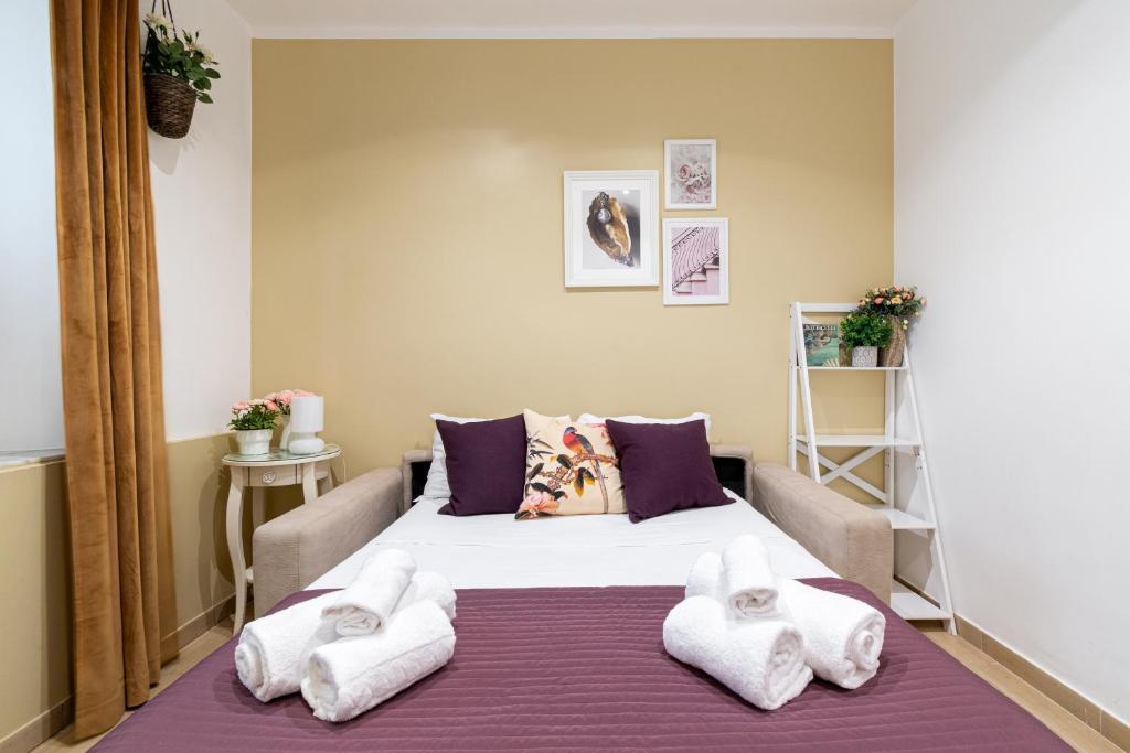 A bed or beds in a room at Next Stop St Peter Rome