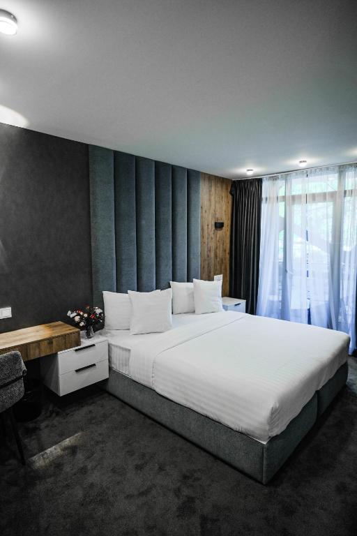 Postel nebo postele na pokoji v ubytování London Hotel Yerevan