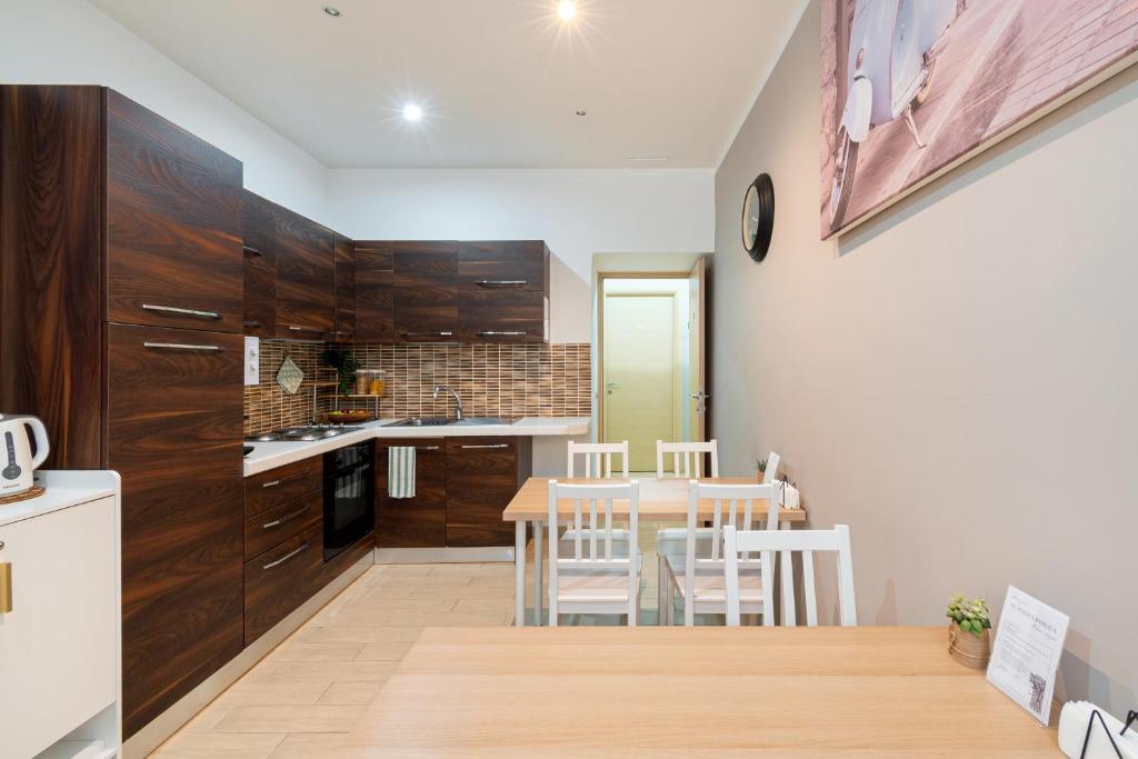 A kitchen or kitchenette at Next Stop St Peter Rome
