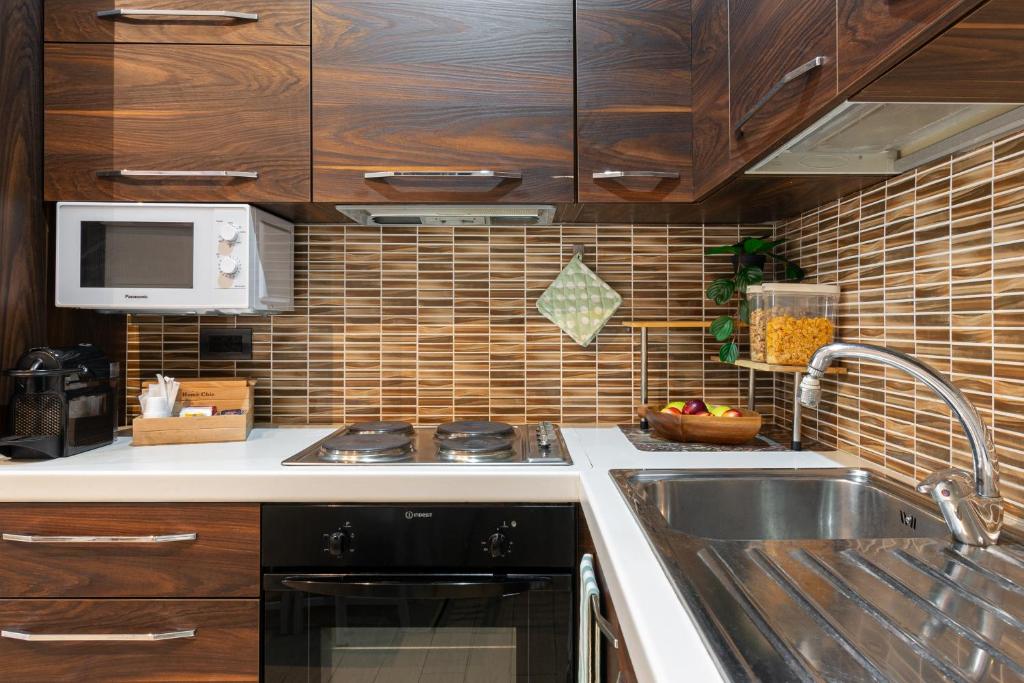 A kitchen or kitchenette at Next Stop St Peter Rome