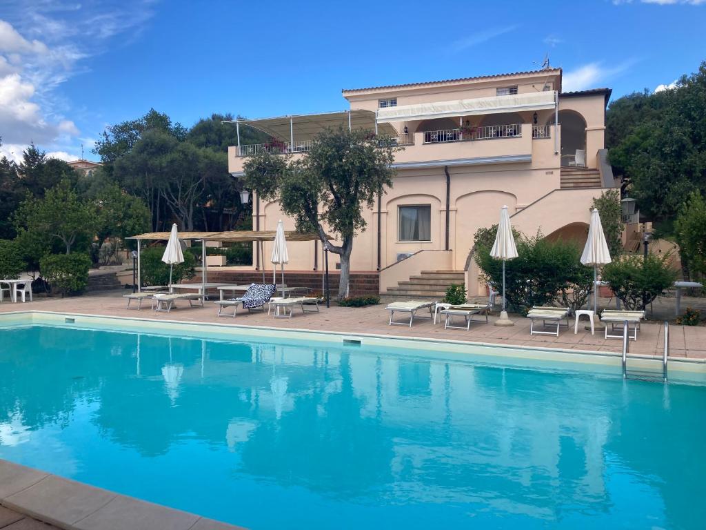 Bazén v ubytování Hotel Villa Campana nebo v jeho okolí