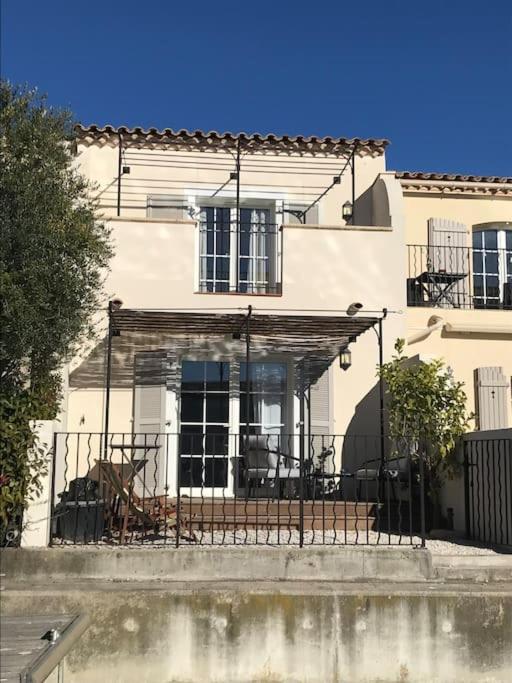 - un bâtiment blanc doté d'un balcon avec des chaises dans l'établissement Marina l Appuntamento, à Aigues-Mortes