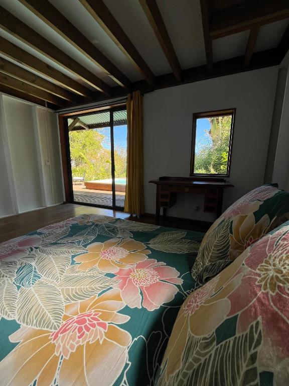 Postel nebo postele na pokoji v ubytování Cottage chaleureux avec vue mer et piscine