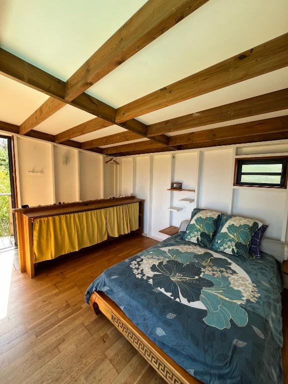 Postel nebo postele na pokoji v ubytování Cottage chaleureux avec vue mer et piscine
