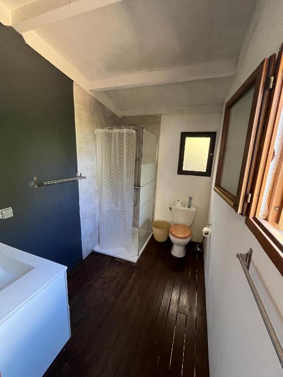 Koupelna v ubytování Cottage chaleureux avec vue mer et piscine